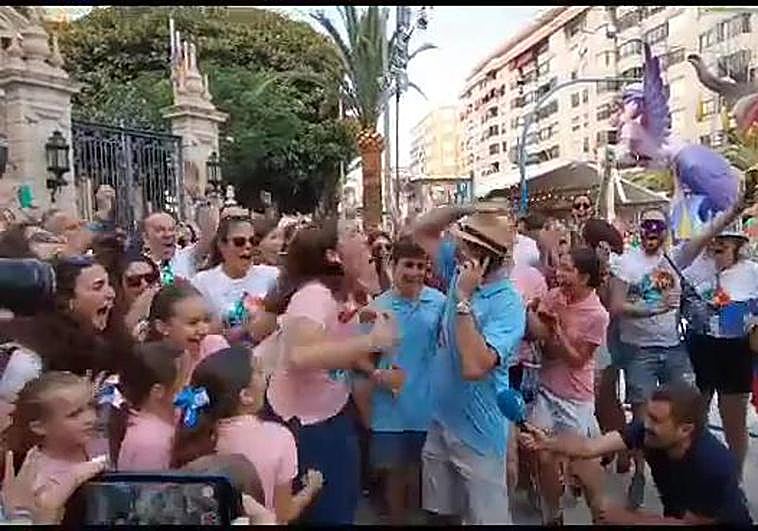 El presidente y la comisión saltan de alegría nada más recibir la noticia.