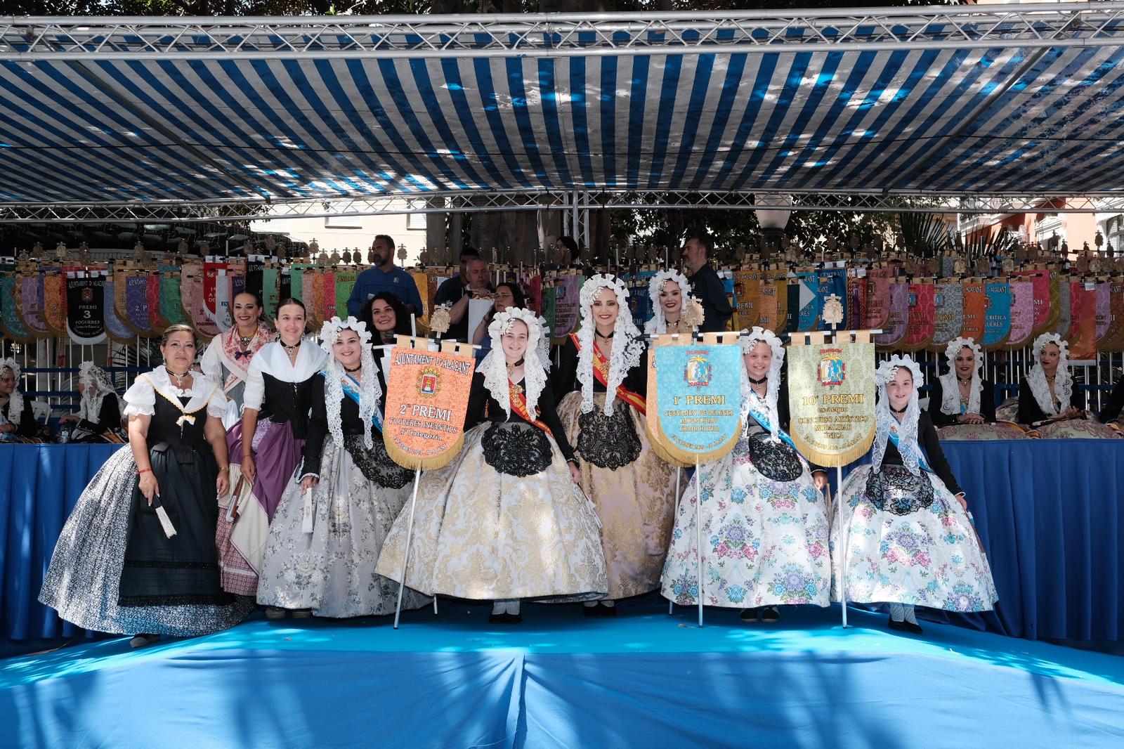 El desfile de la entrega de premios llena de color el centro de Alicante