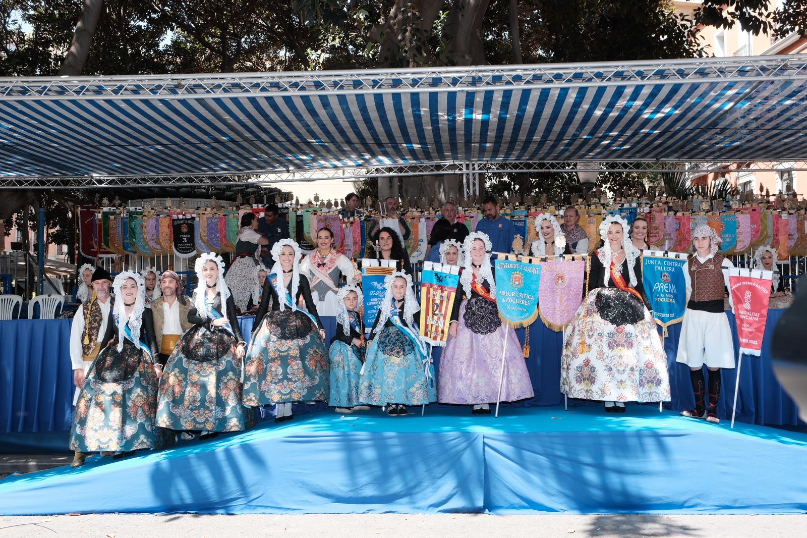 El desfile de la entrega de premios llena de color el centro de Alicante