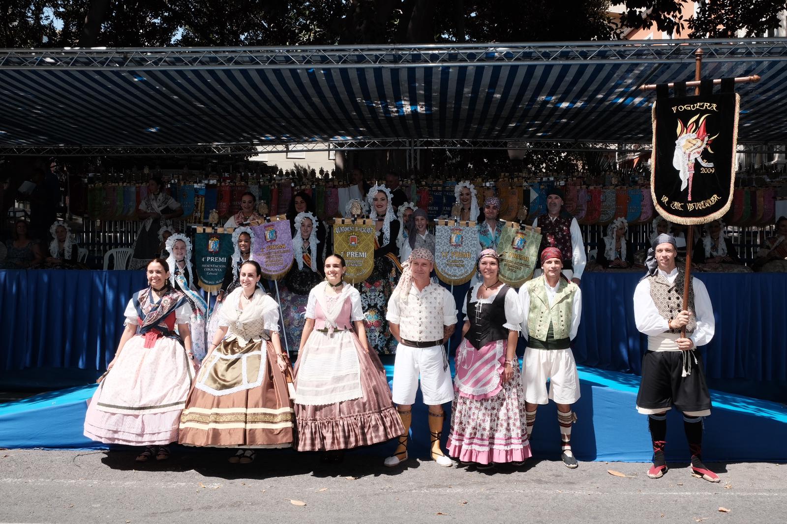 El desfile de la entrega de premios llena de color el centro de Alicante