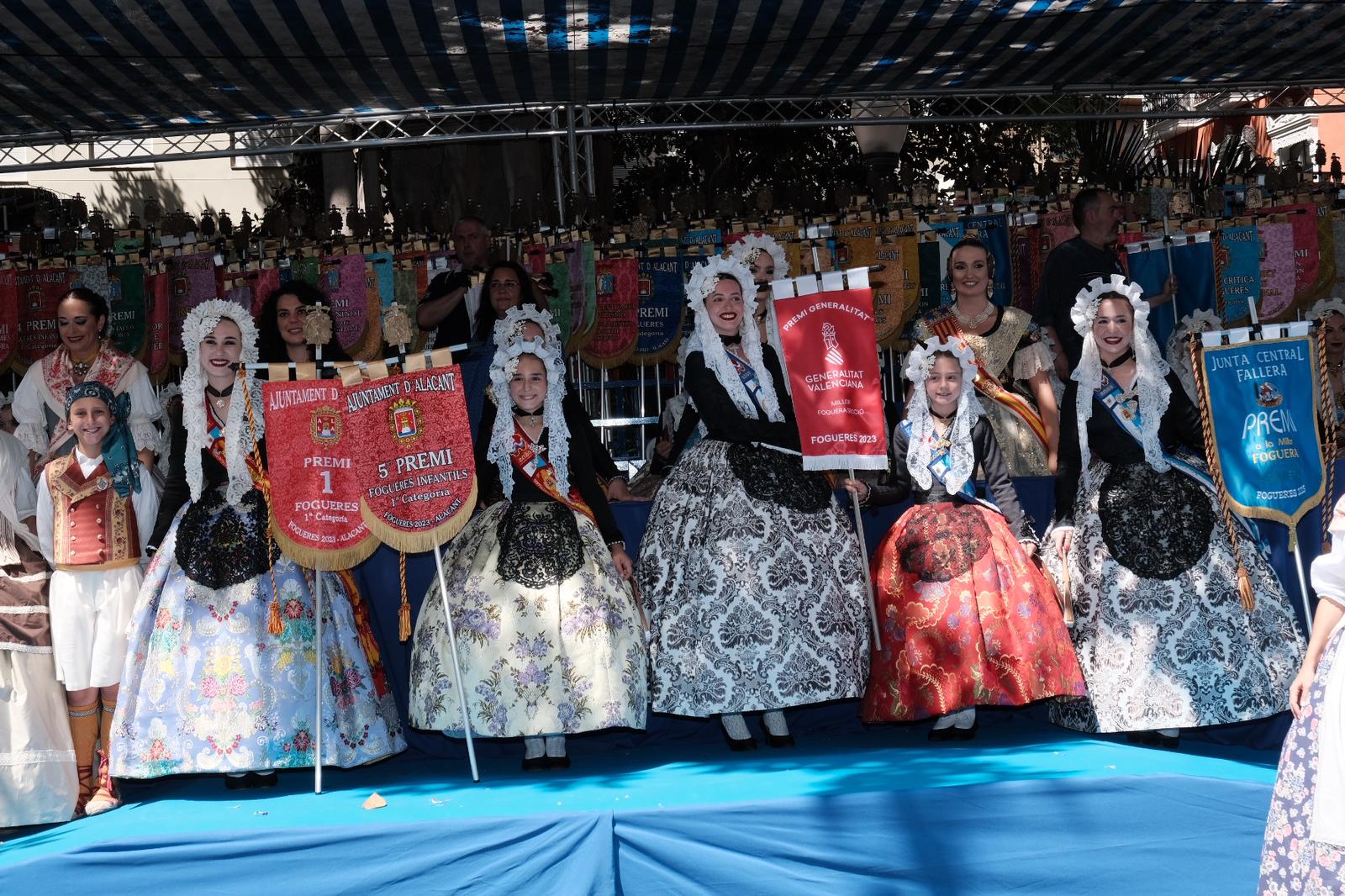 El desfile de la entrega de premios llena de color el centro de Alicante