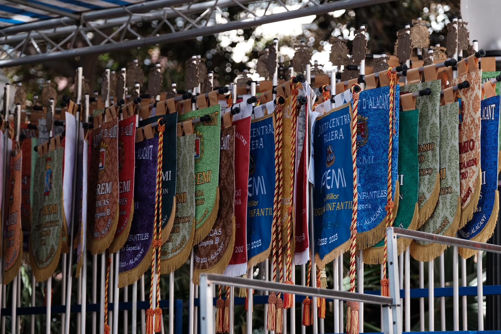 El desfile de la entrega de premios llena de color el centro de Alicante