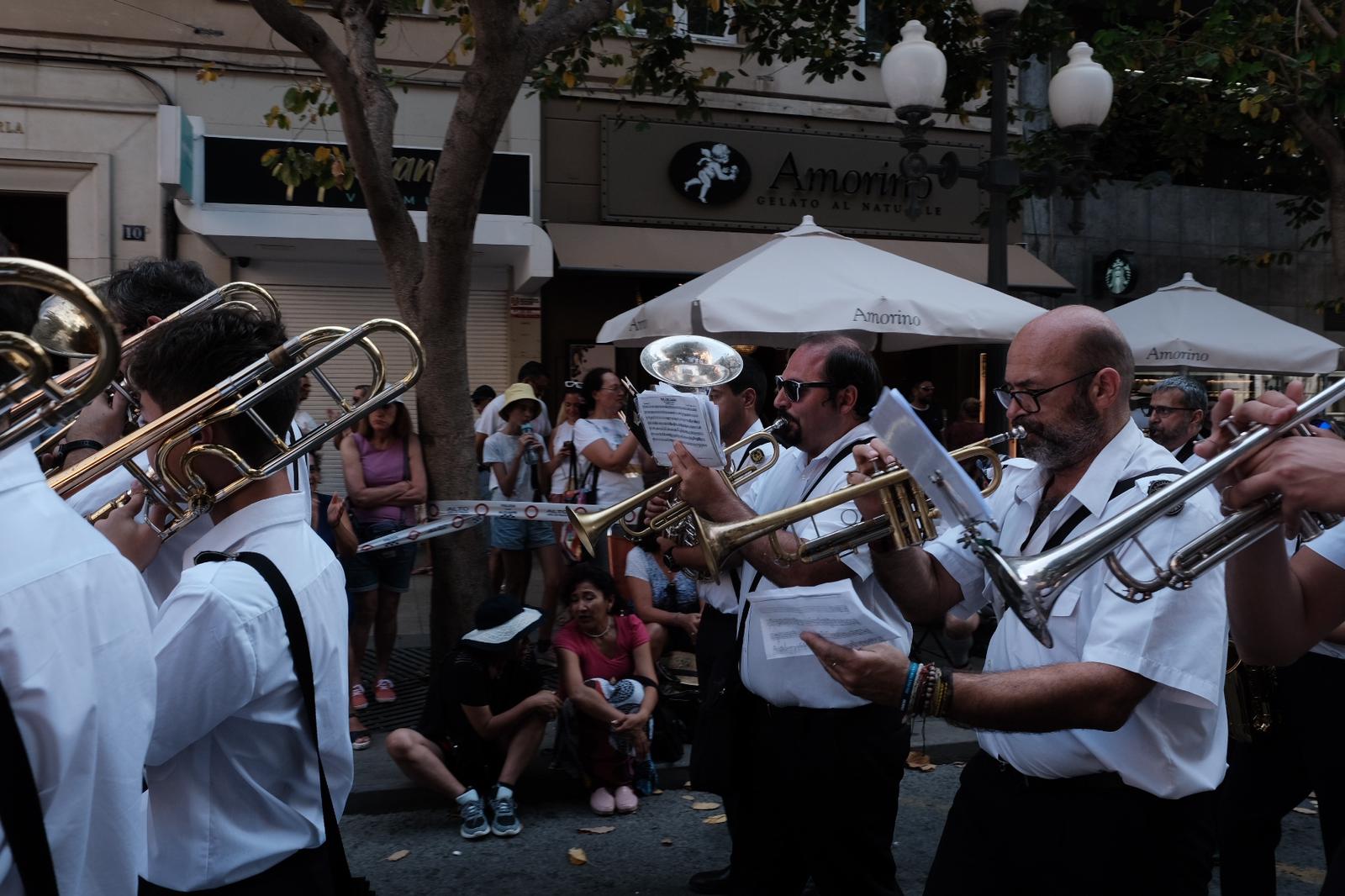 El desfile de la entrega de premios llena de color el centro de Alicante