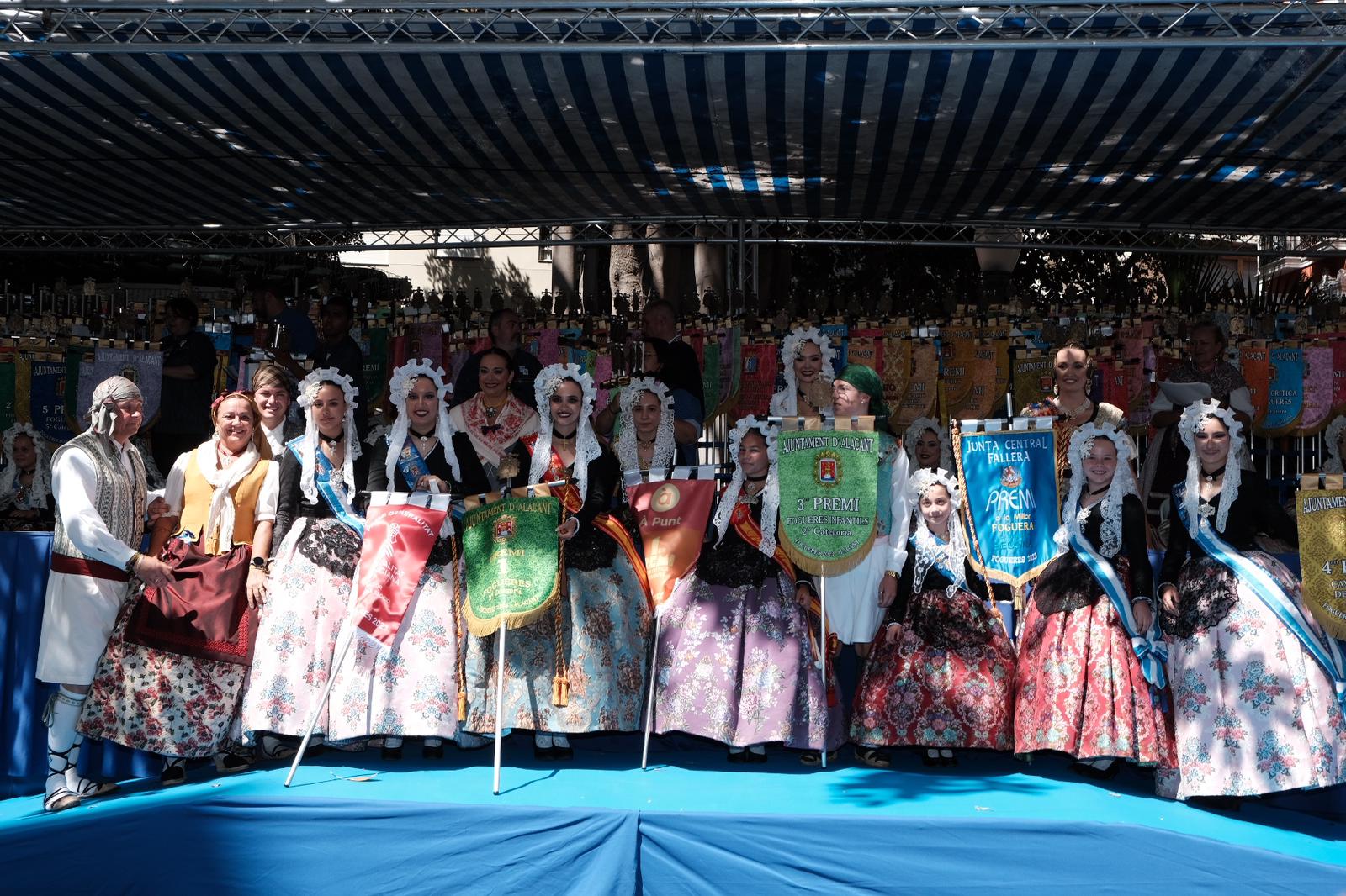 El desfile de la entrega de premios llena de color el centro de Alicante