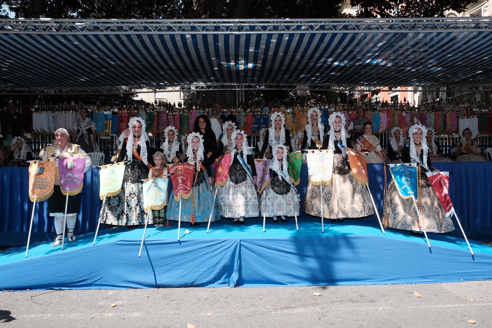 El desfile de la entrega de premios llena de color el centro de Alicante