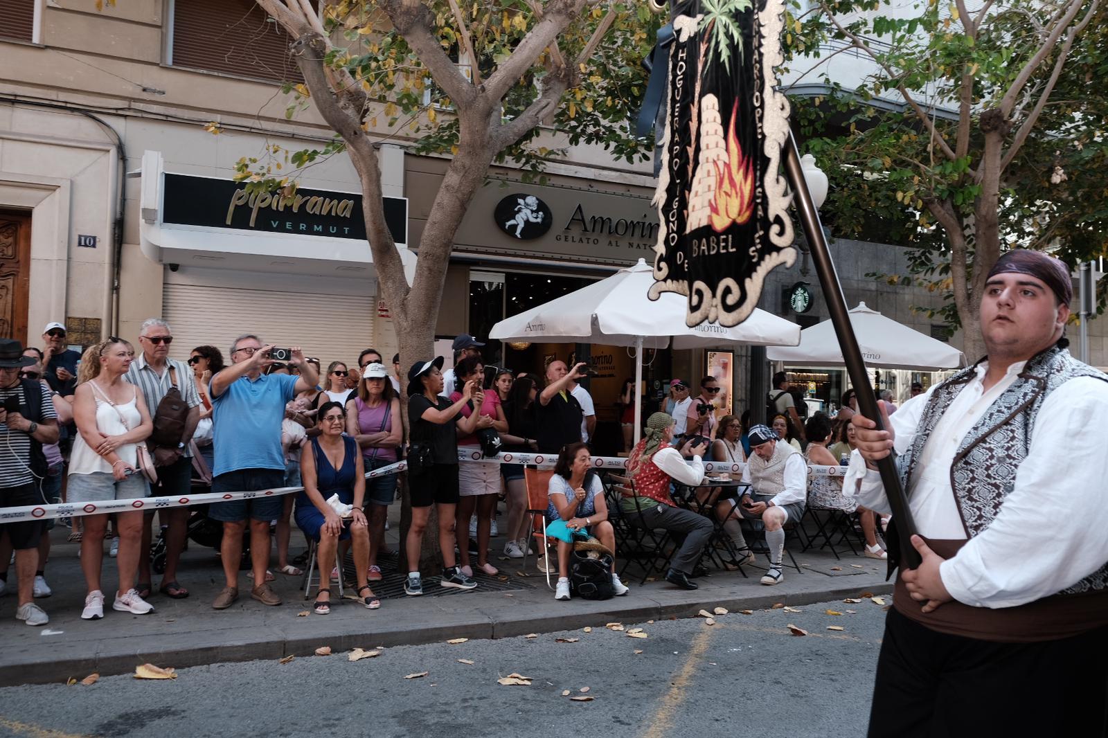 El desfile de la entrega de premios llena de color el centro de Alicante