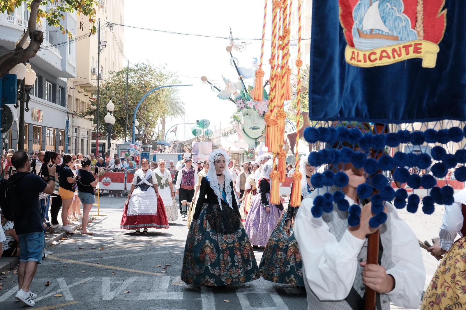 El desfile de la entrega de premios llena de color el centro de Alicante