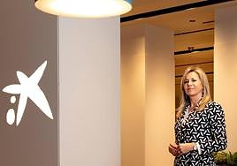 Olga García en una oficina de Caixabank