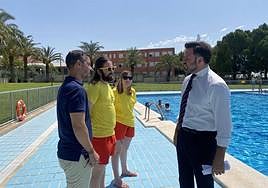 El alcalde de Elche, Pablo Ruz, en la piscina descubierta de Carrús.