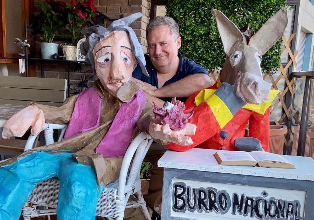 Andrés Pérez-Martorell con ninots de la hoguera que plantará en la playa.