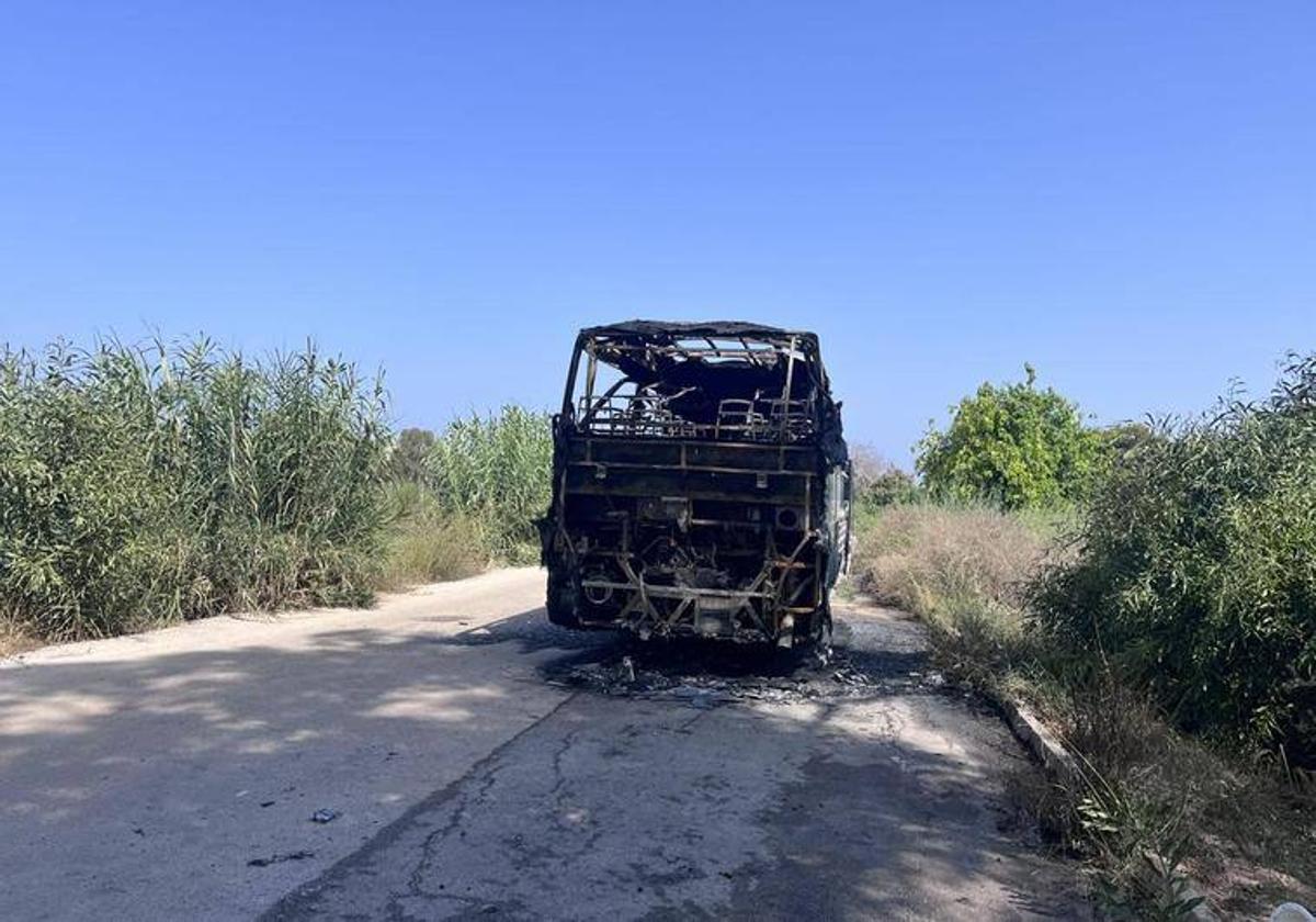 El autobús incendiado.