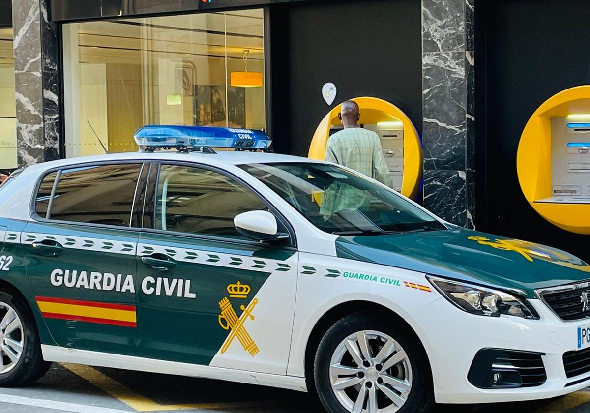 Un coche patrulla de la Guardia Civil de la Comandancia de Alicante.