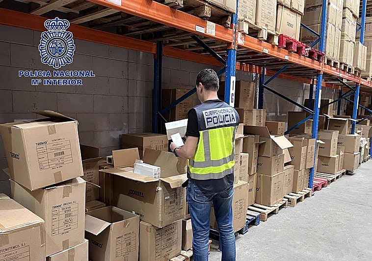 La Policía Nacional durante uno de los registros.