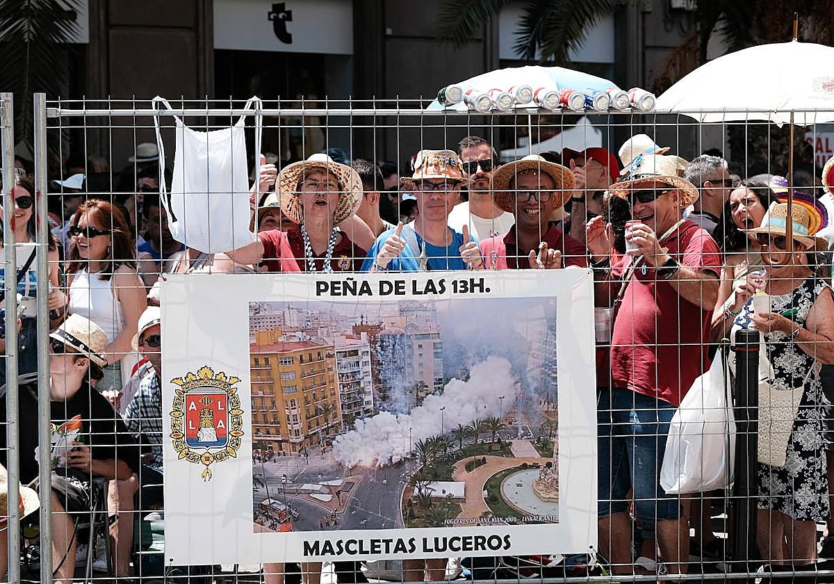 Estallido de la penúltima mascletà del concurso de Luceros en Hogueras