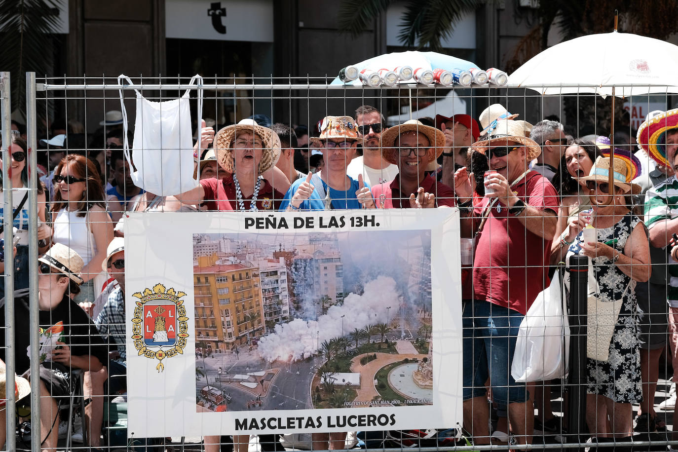 Estallido de la penúltima mascletà del concurso de Luceros en Hogueras