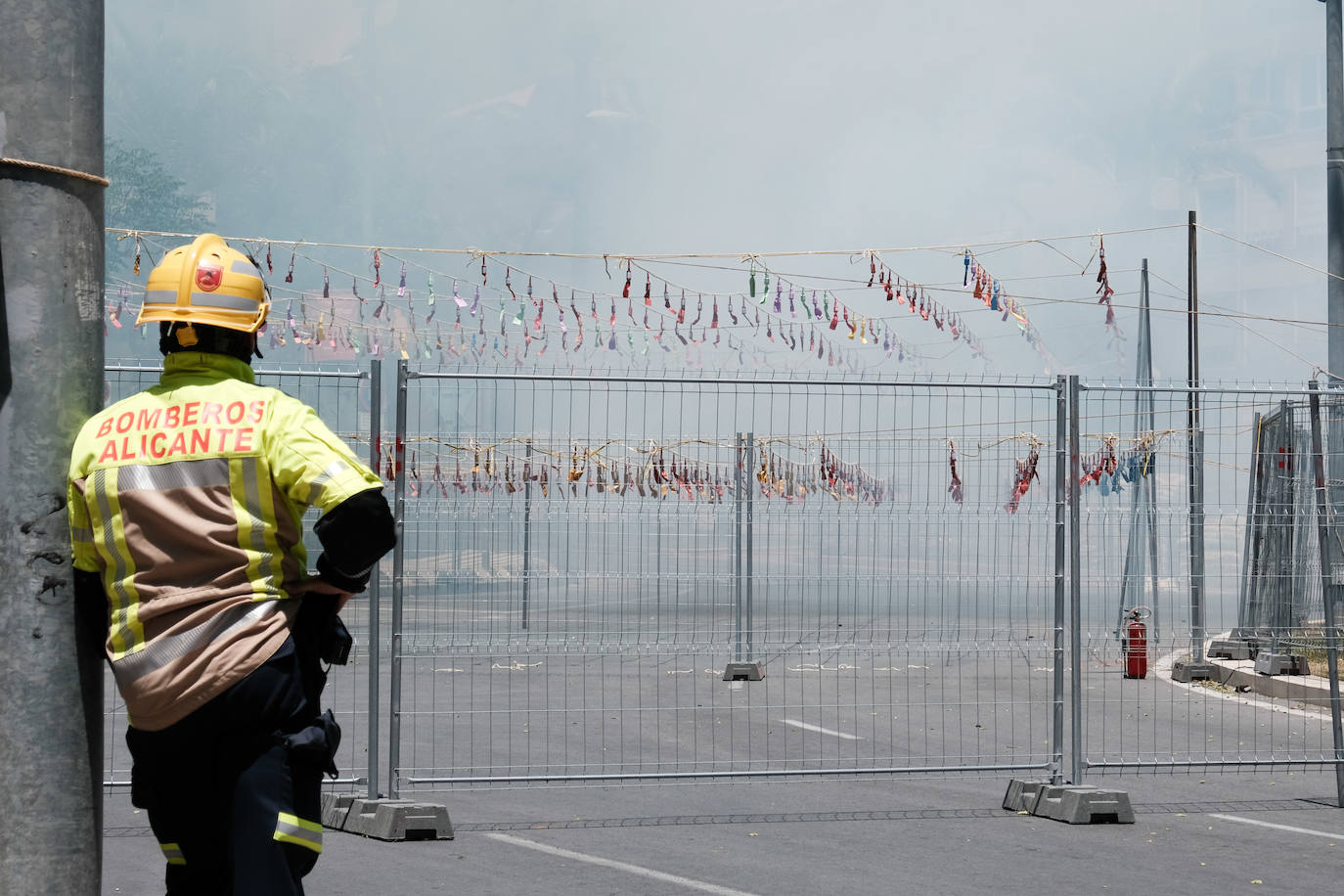 Estallido de la penúltima mascletà del concurso de Luceros en Hogueras