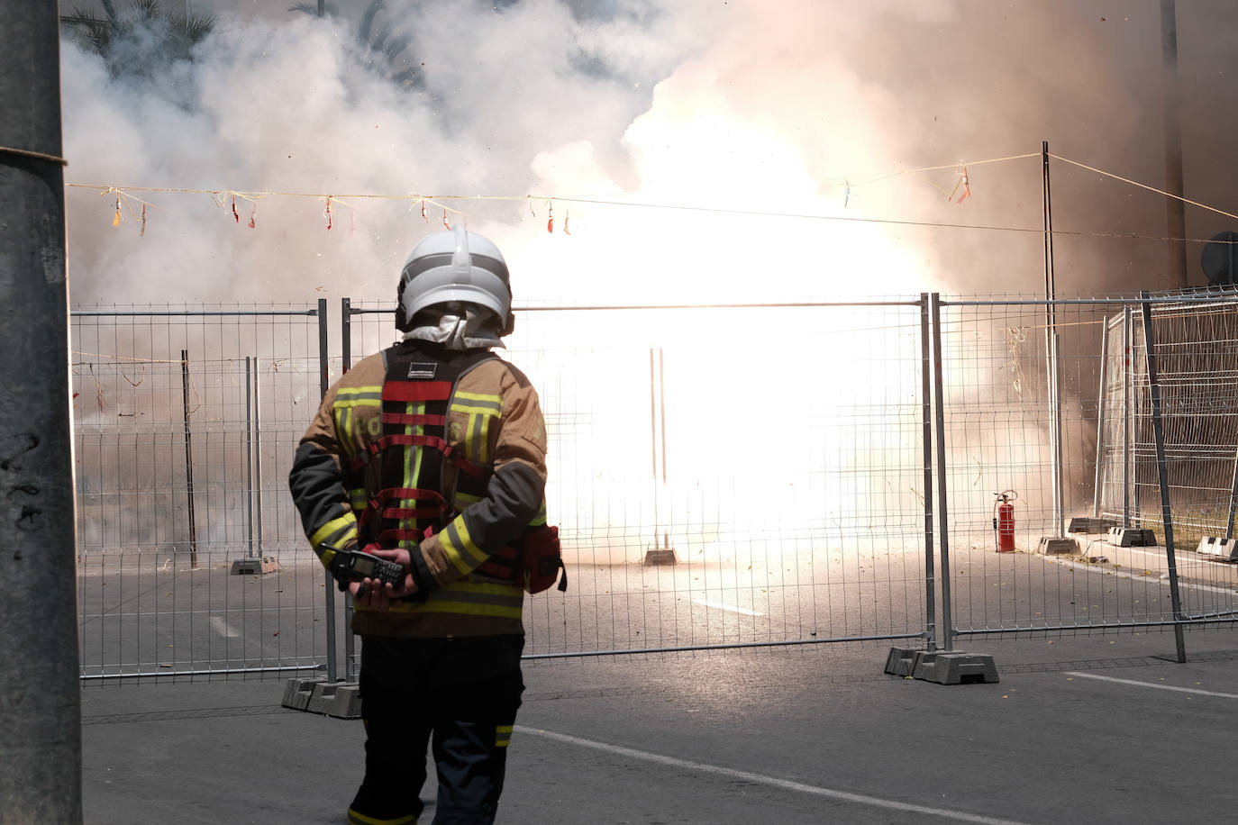 Estallido de la penúltima mascletà del concurso de Luceros en Hogueras