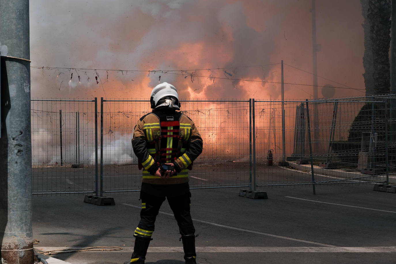 Estallido de la penúltima mascletà del concurso de Luceros en Hogueras