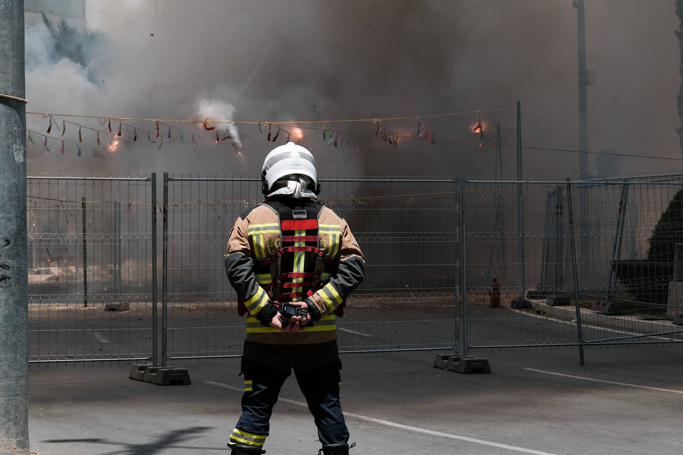 Estallido de la penúltima mascletà del concurso de Luceros en Hogueras