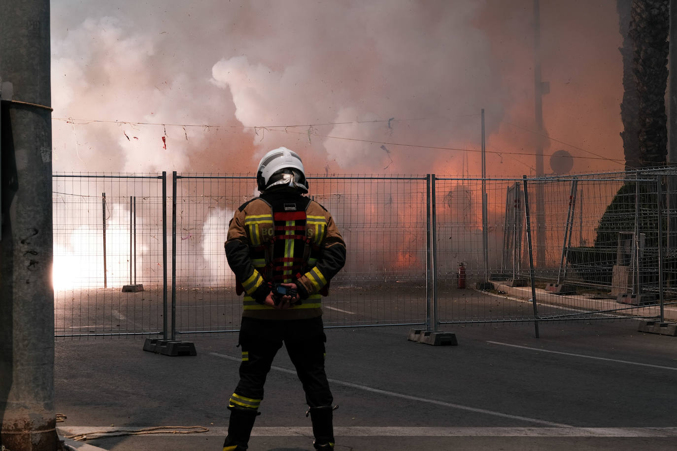 Estallido de la penúltima mascletà del concurso de Luceros en Hogueras