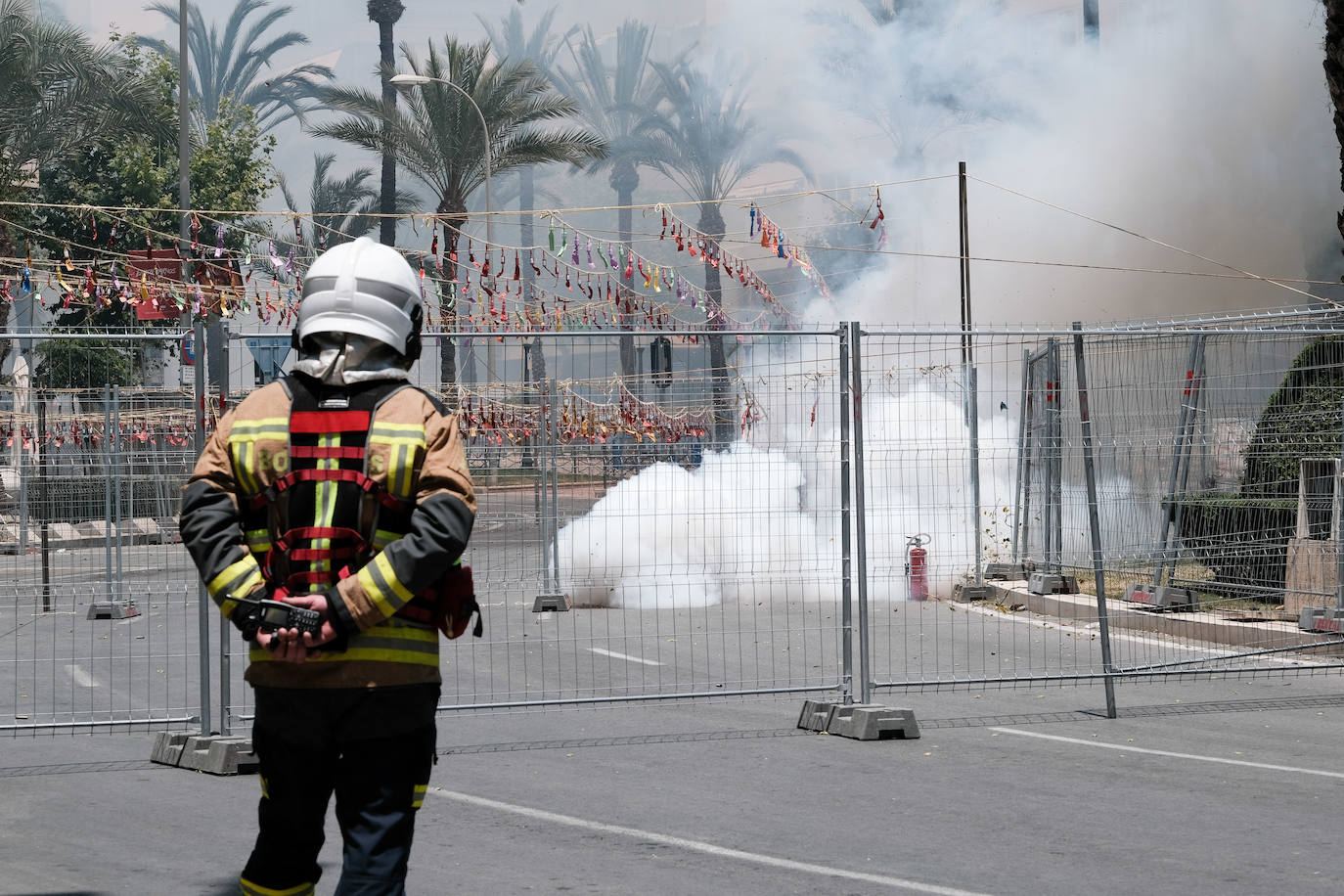 Estallido de la penúltima mascletà del concurso de Luceros en Hogueras