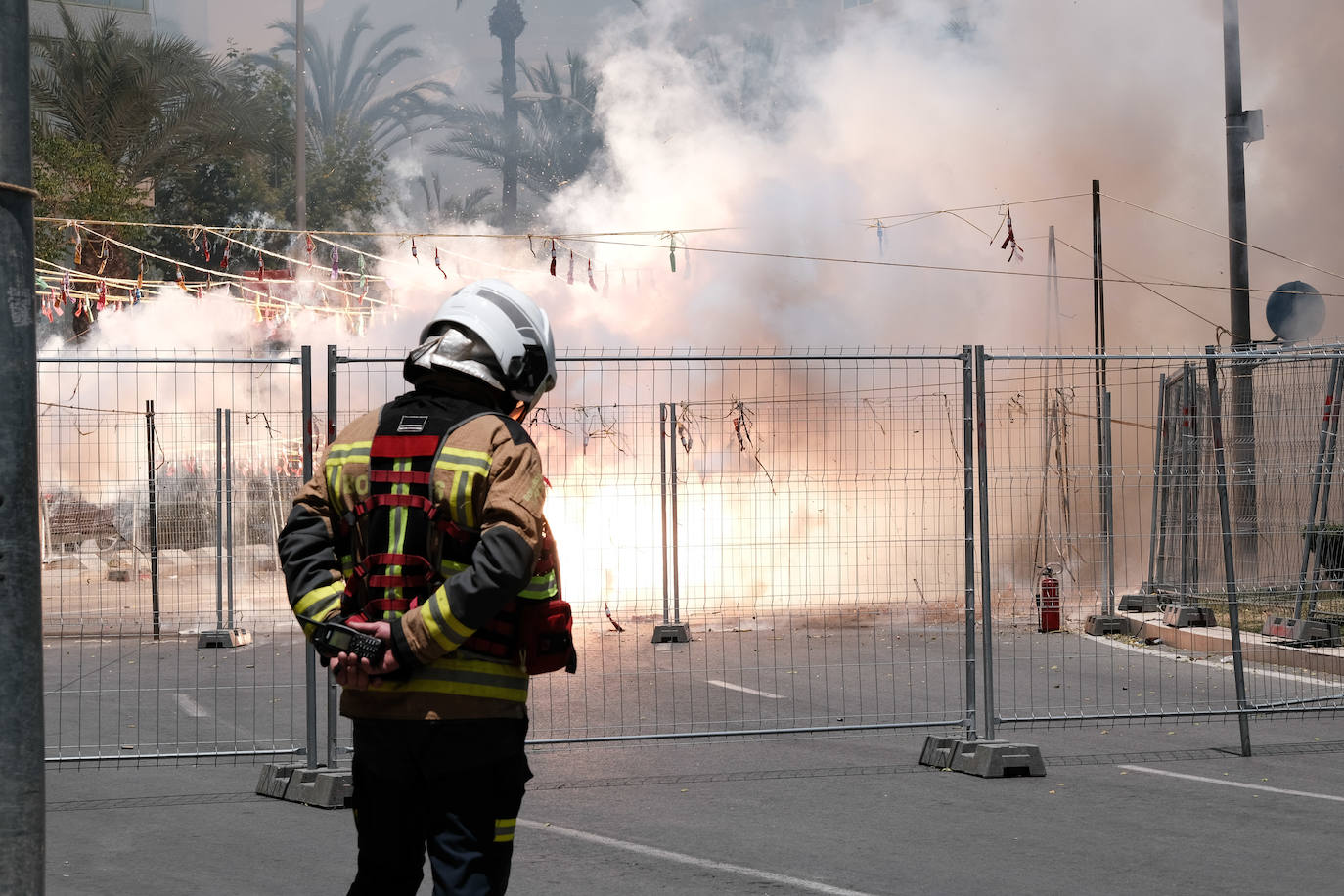 Estallido de la penúltima mascletà del concurso de Luceros en Hogueras