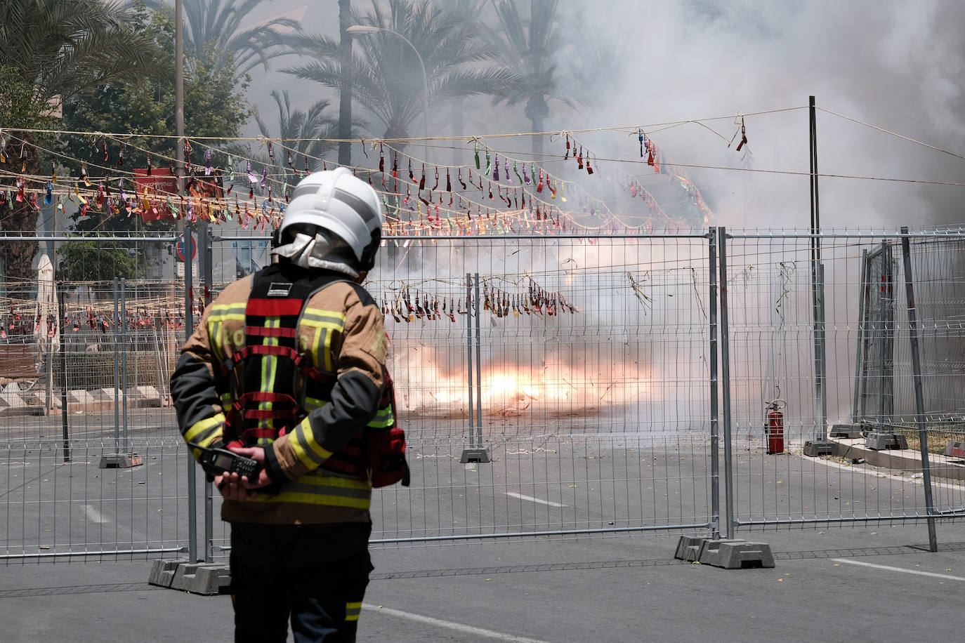Estallido de la penúltima mascletà del concurso de Luceros en Hogueras