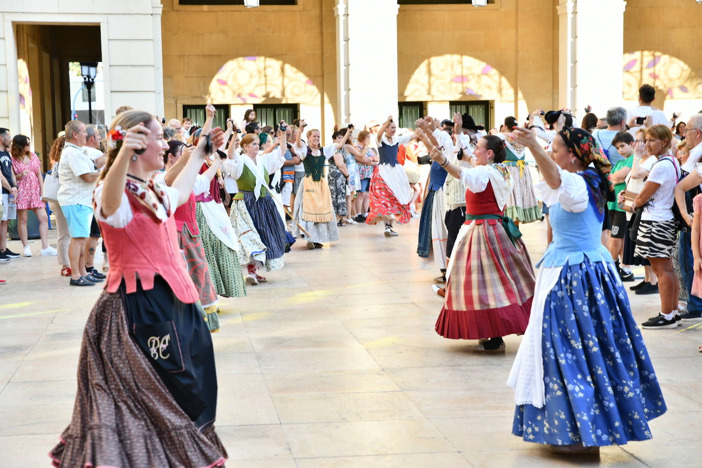 Alegría y tradición en la Dansà d&#039;Alacant