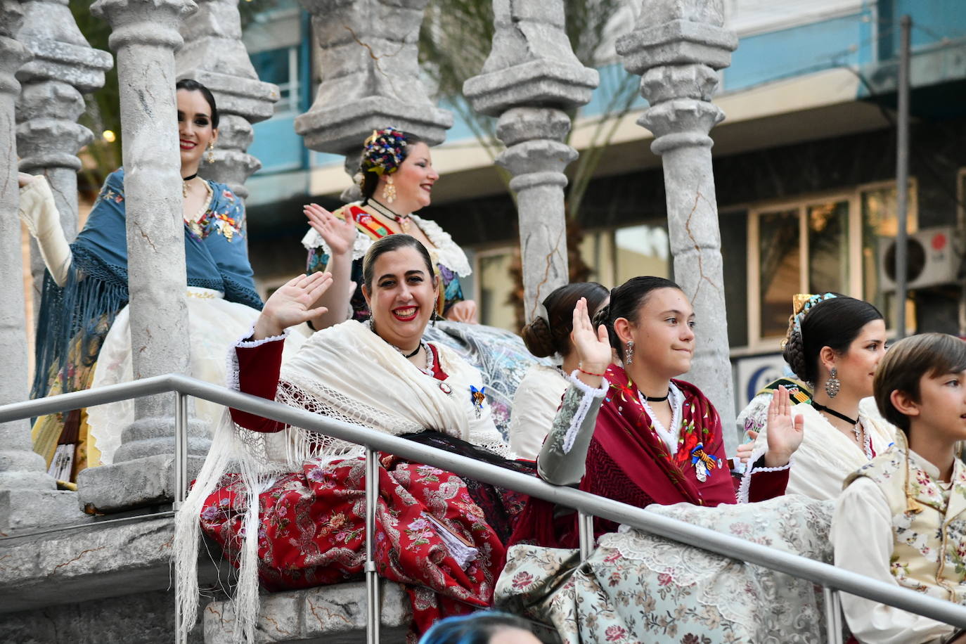 Música y arte del mundo en el Desfile Folclórico Internacional de Alicante