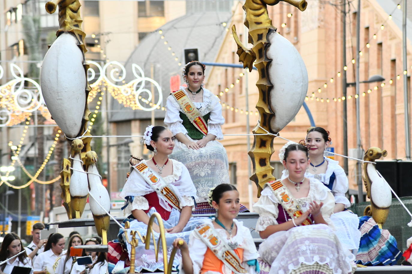 Música y arte del mundo en el Desfile Folclórico Internacional de Alicante