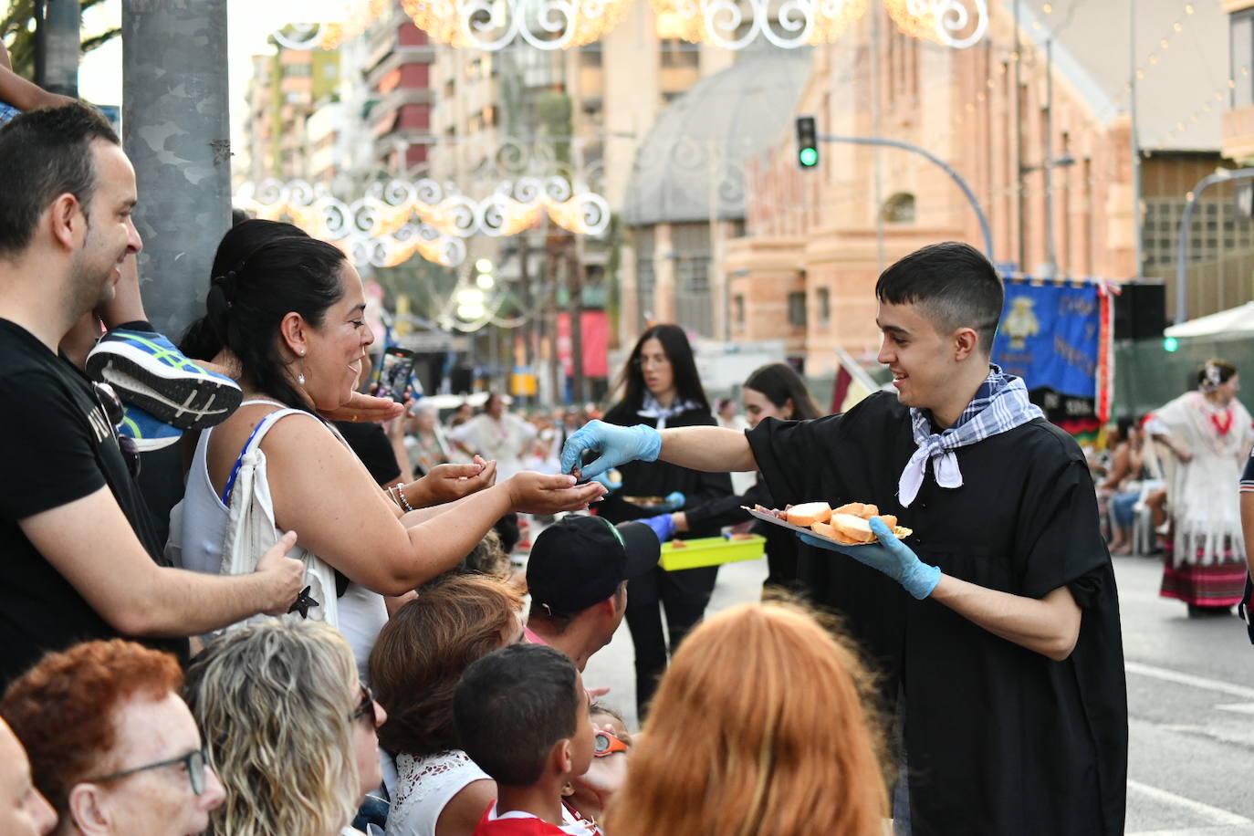 Música y arte del mundo en el Desfile Folclórico Internacional de Alicante