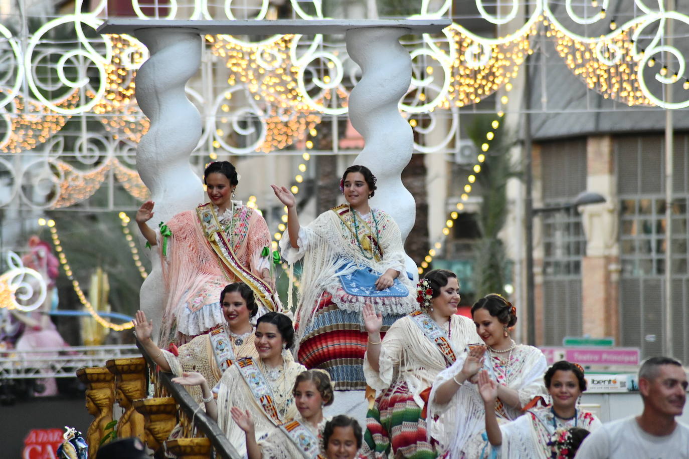 Música y arte del mundo en el Desfile Folclórico Internacional de Alicante