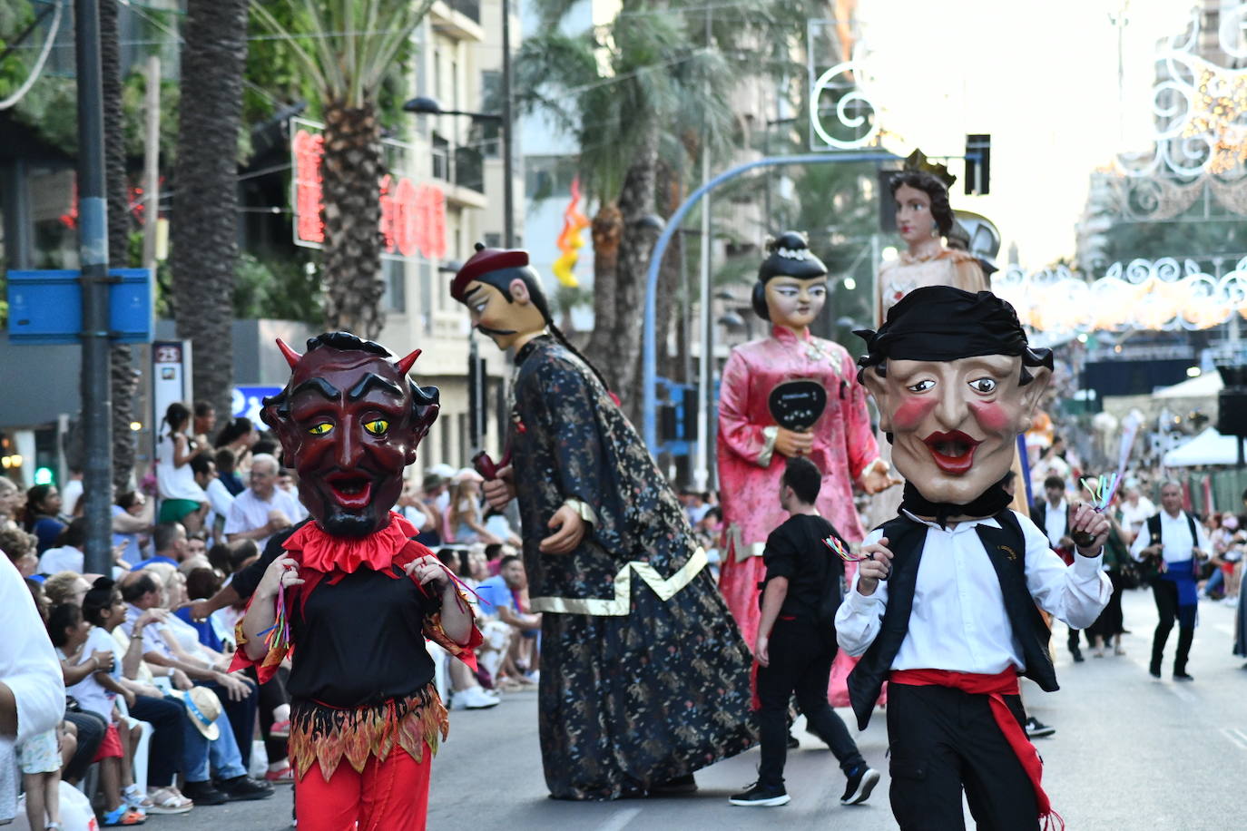 Música y arte del mundo en el Desfile Folclórico Internacional de Alicante