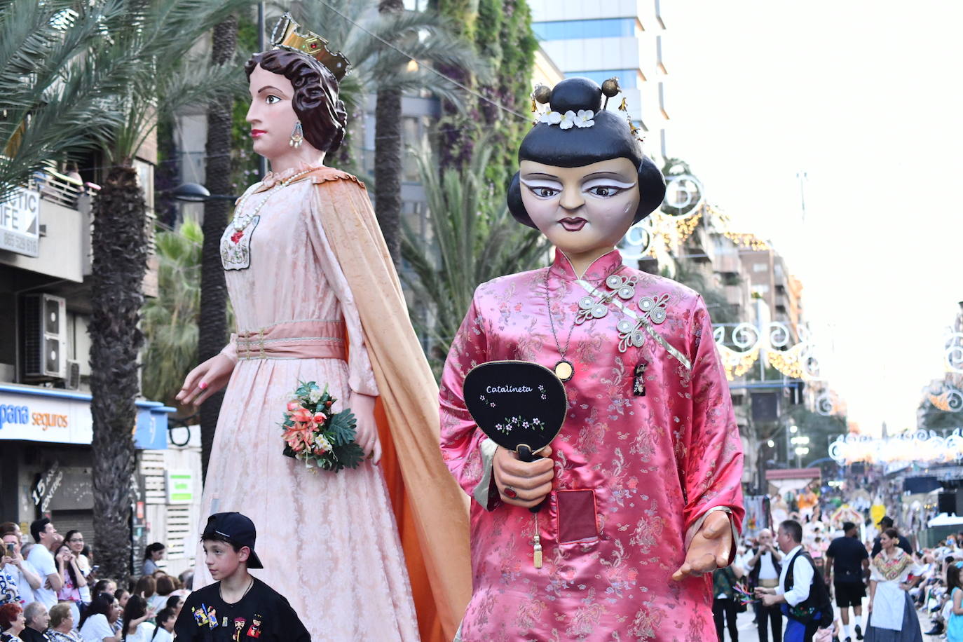 Música y arte del mundo en el Desfile Folclórico Internacional de Alicante