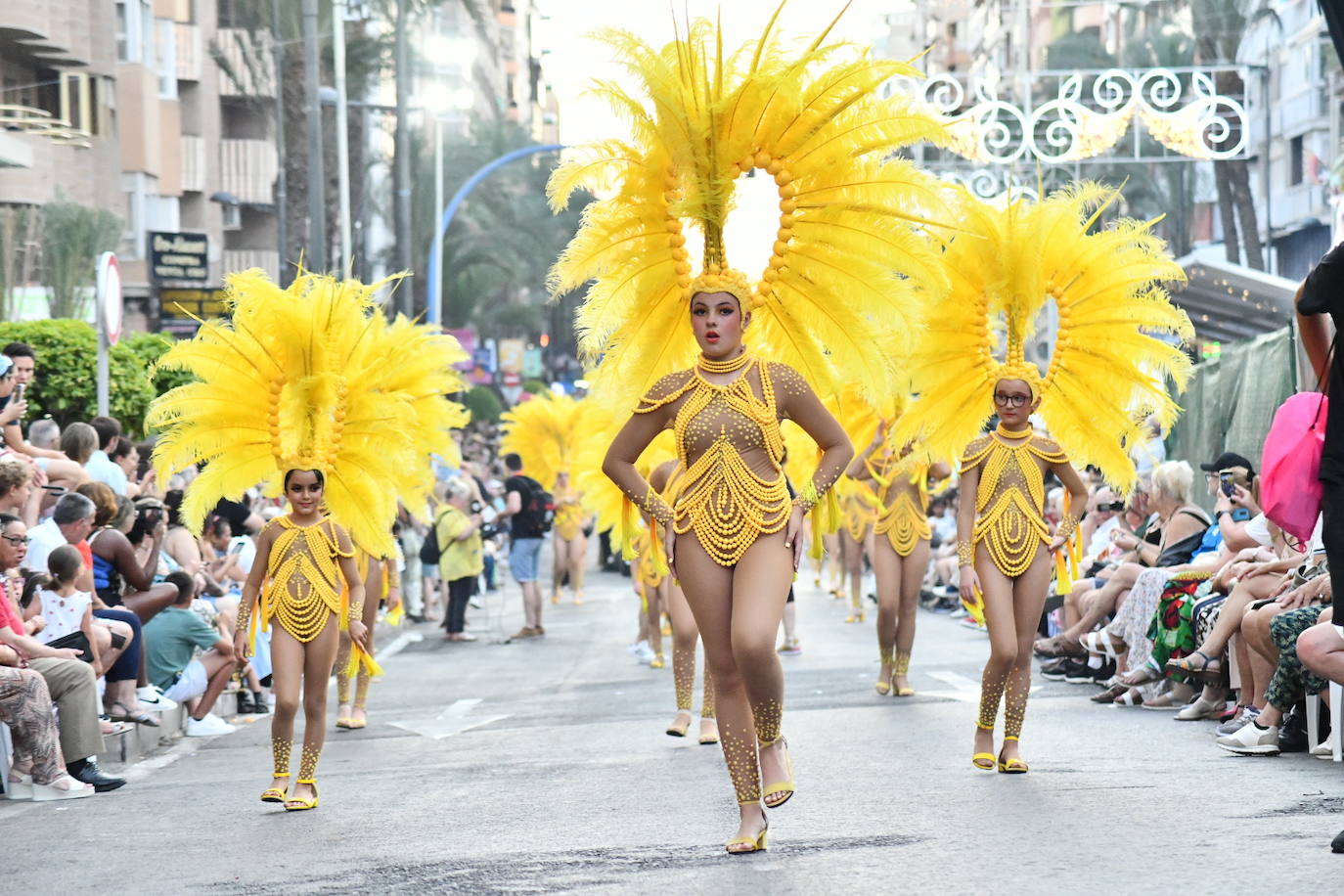 Música y arte del mundo en el Desfile Folclórico Internacional de Alicante