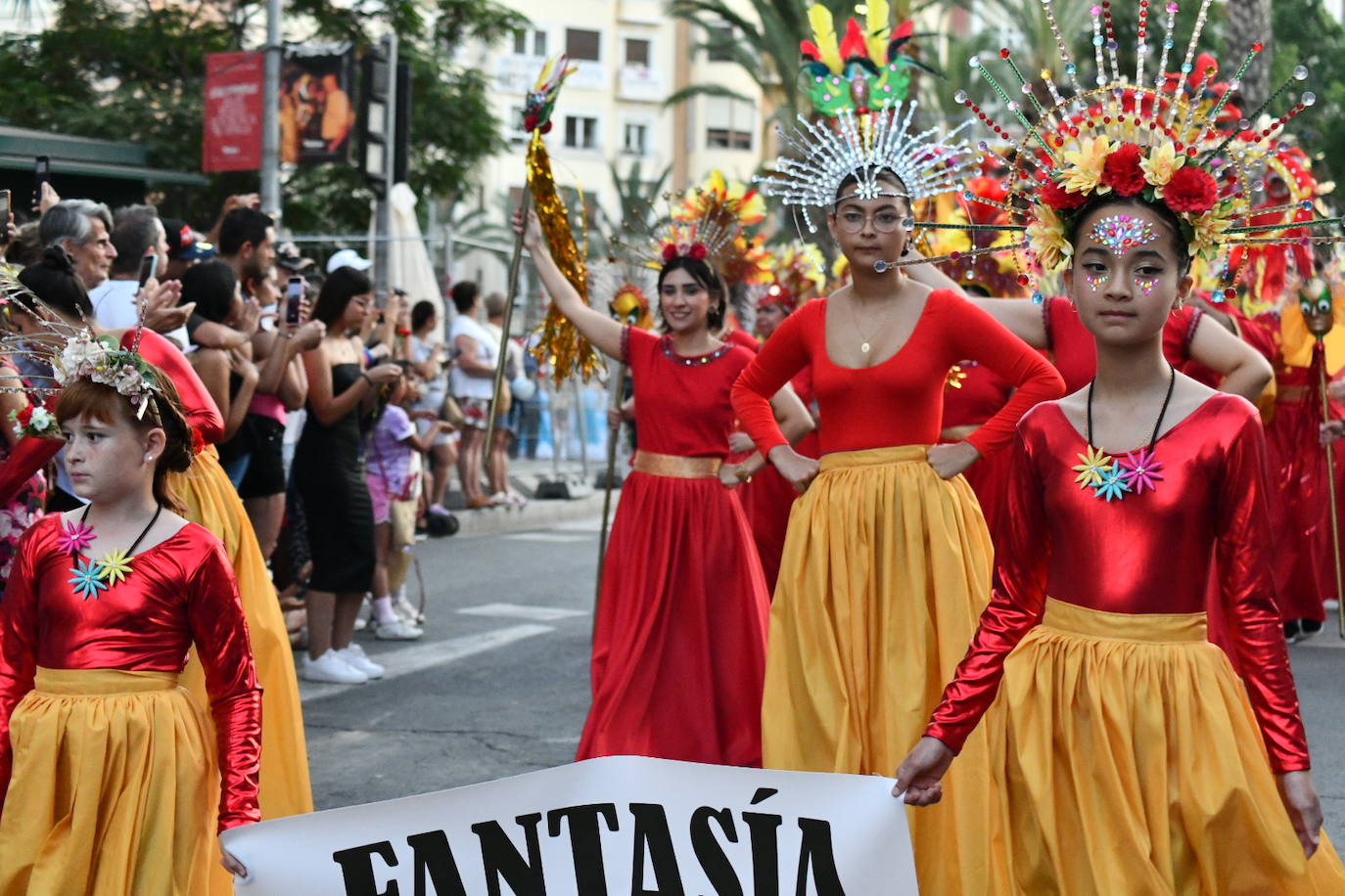 Música y arte del mundo en el Desfile Folclórico Internacional de Alicante