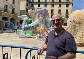 El periodista y escritor Luis Miguel Sánchez Moreno frente a la hoguera oficial de Alicante.