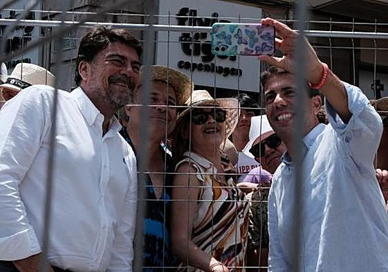 El alcalde, Luis Barcala, y el futuro presidente de la Generalitat, Carlos Mazón, se hacen un 'selfie' en Luceros con el público.