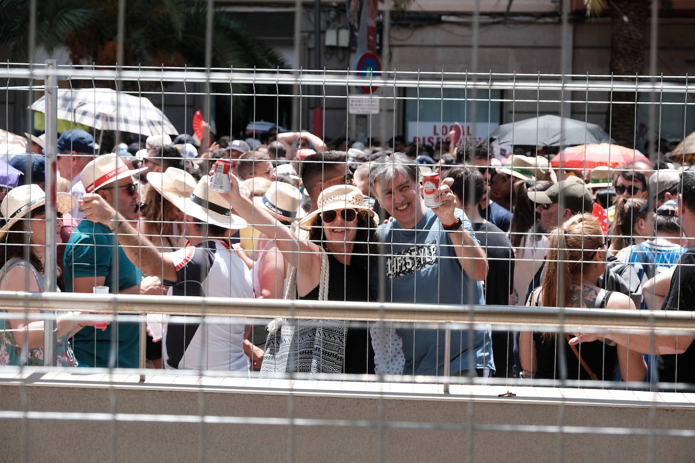 Calurosa y atronadora mascletà en Alicante en el día de la Cremà