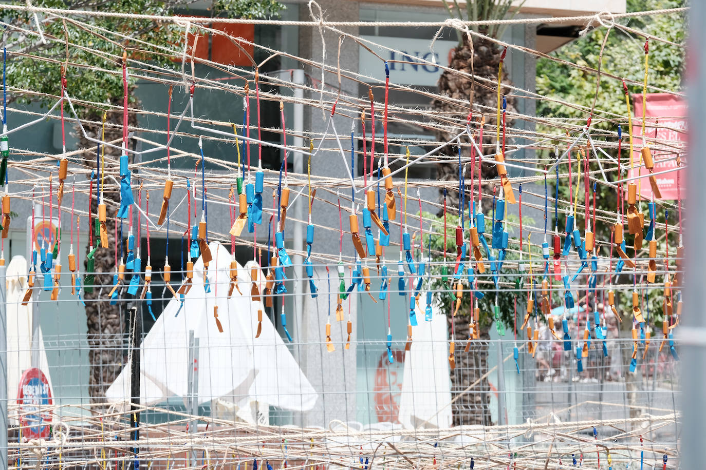 Calurosa y atronadora mascletà en Alicante en el día de la Cremà