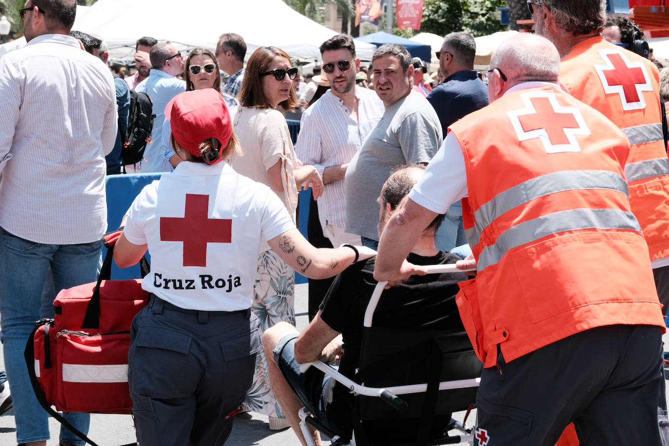 Calurosa y atronadora mascletà en Alicante en el día de la Cremà