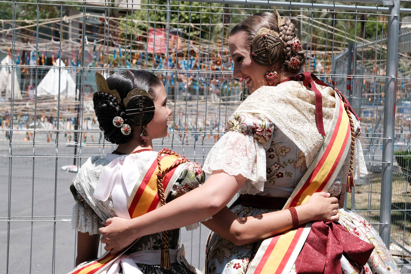 Calurosa y atronadora mascletà en Alicante en el día de la Cremà