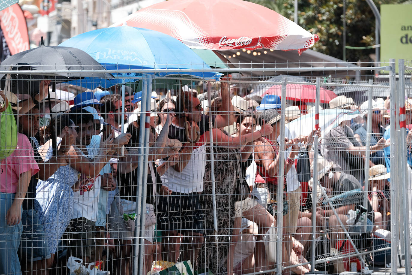 Calurosa y atronadora mascletà en Alicante en el día de la Cremà