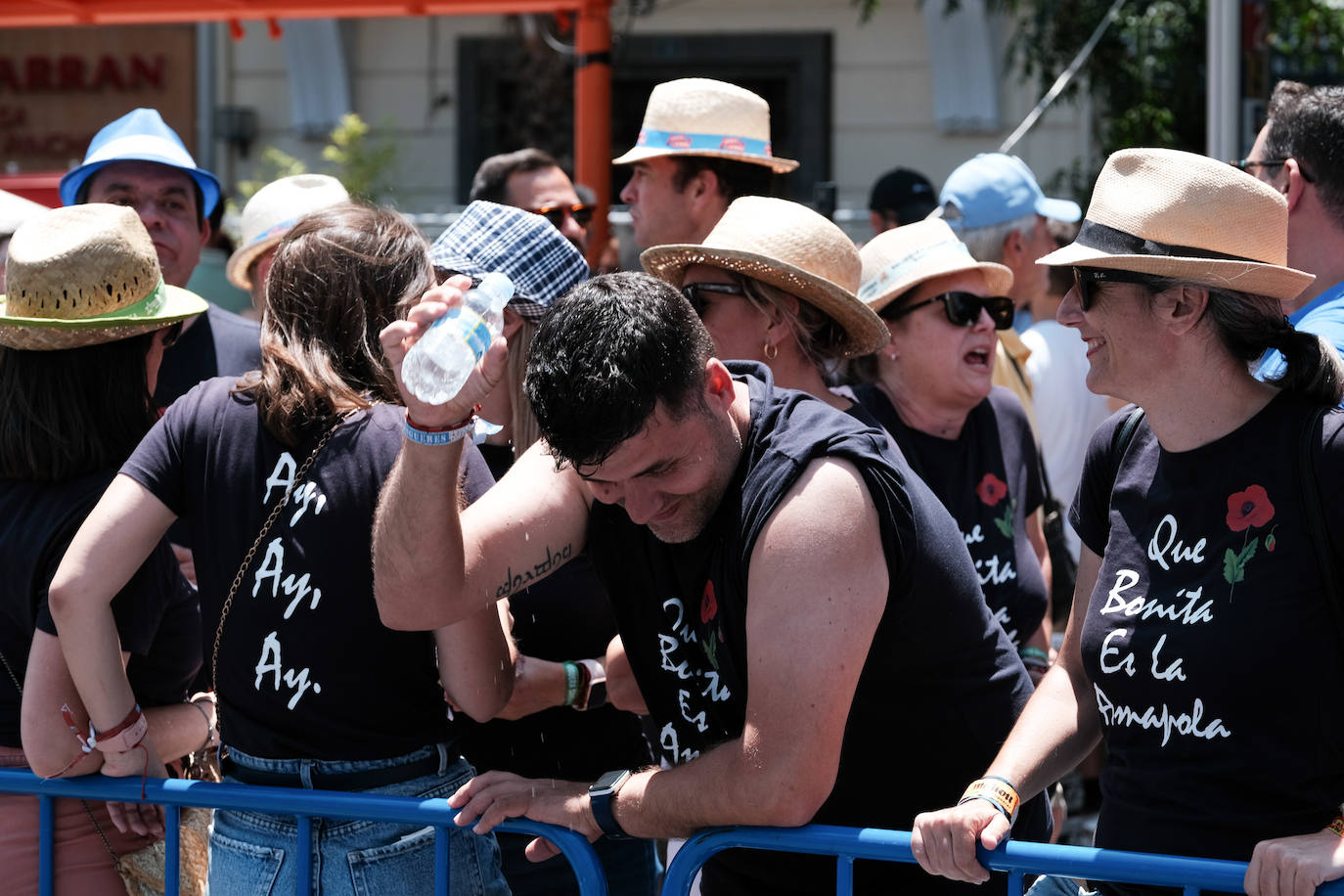 Calurosa y atronadora mascletà en Alicante en el día de la Cremà