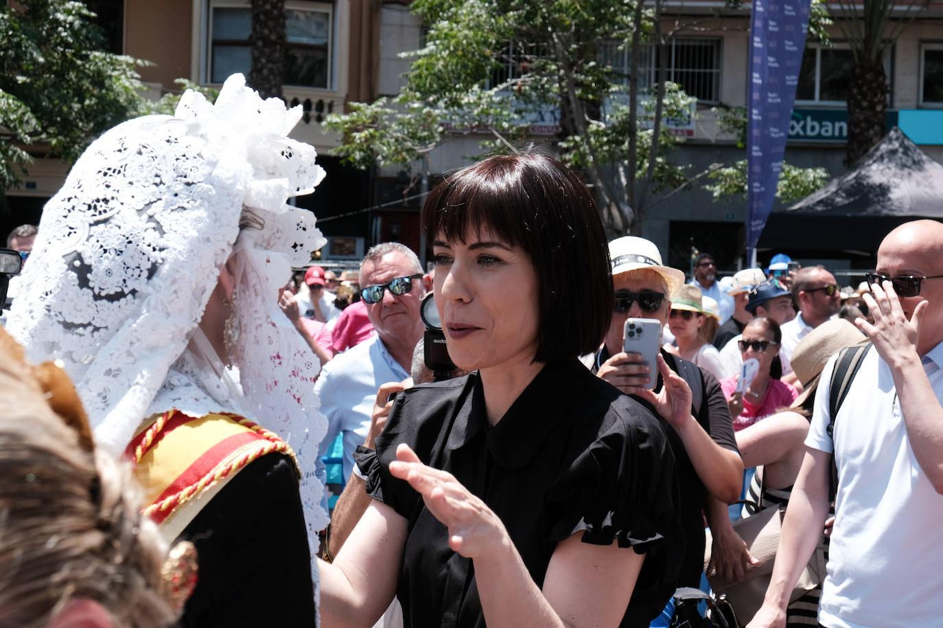 Calurosa y atronadora mascletà en Alicante en el día de la Cremà