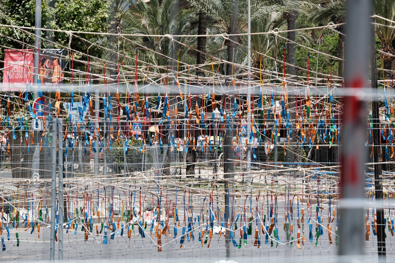 Calurosa y atronadora mascletà en Alicante en el día de la Cremà