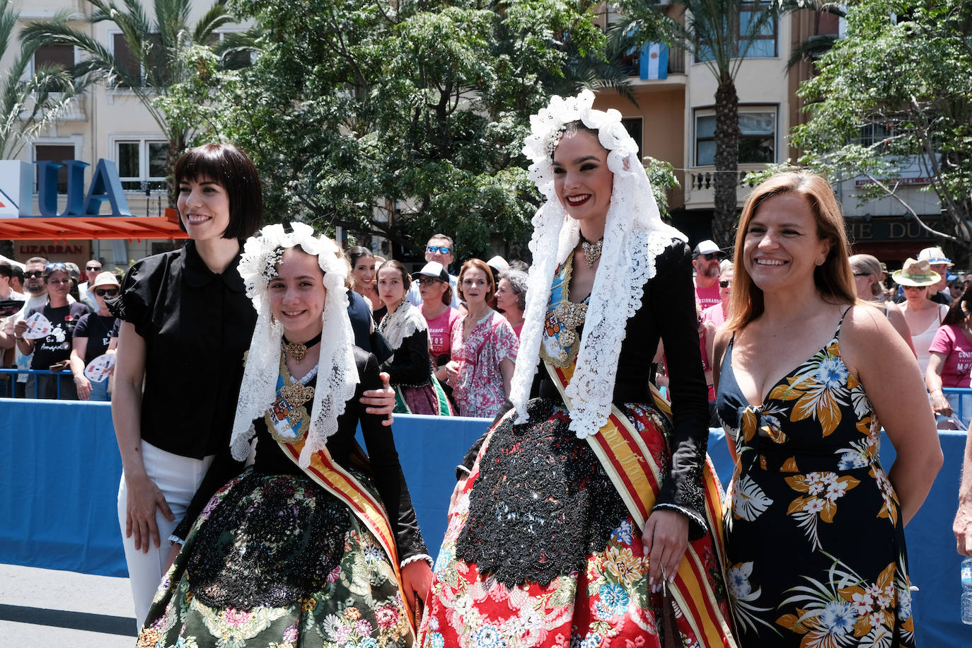 Calurosa y atronadora mascletà en Alicante en el día de la Cremà