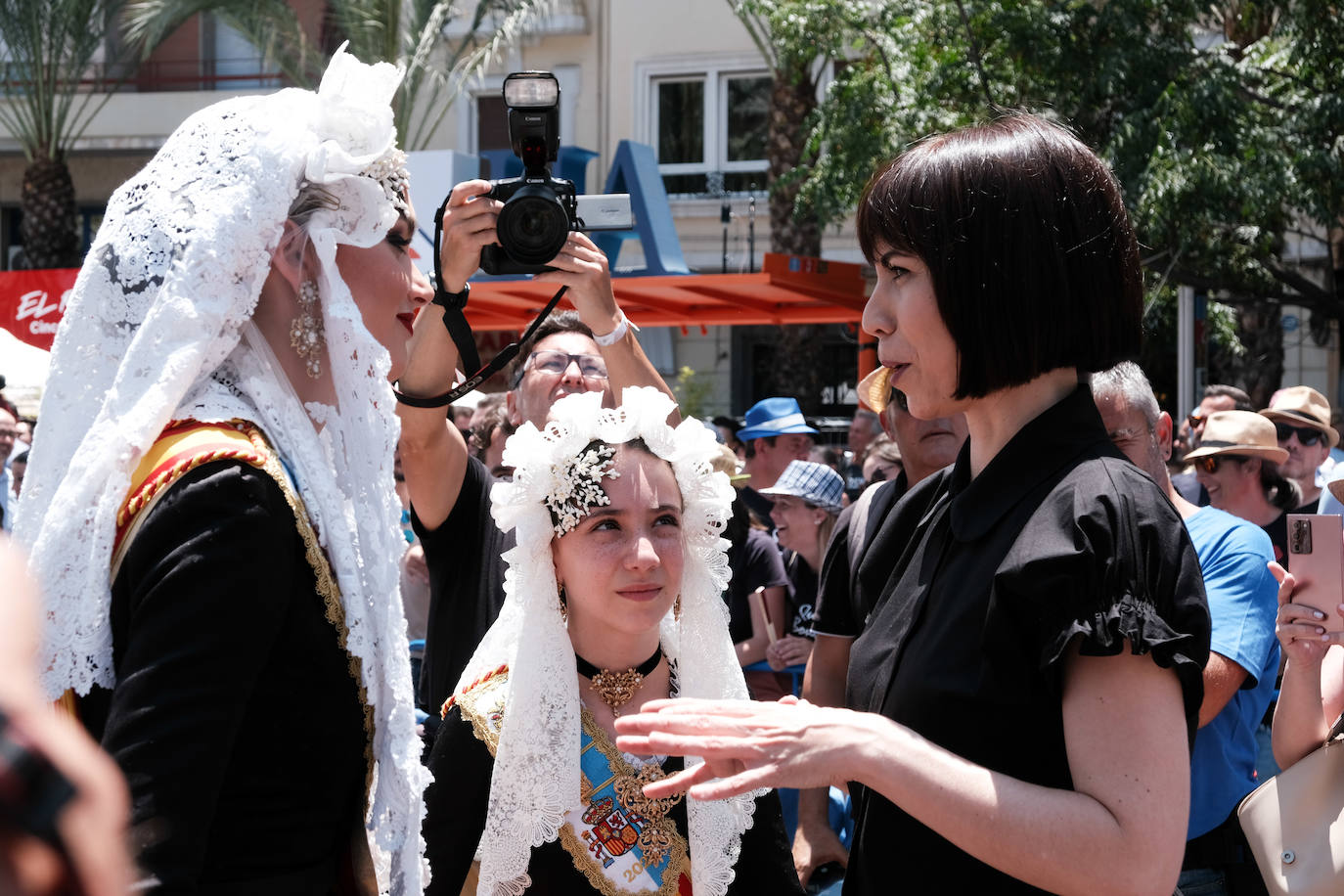 Calurosa y atronadora mascletà en Alicante en el día de la Cremà