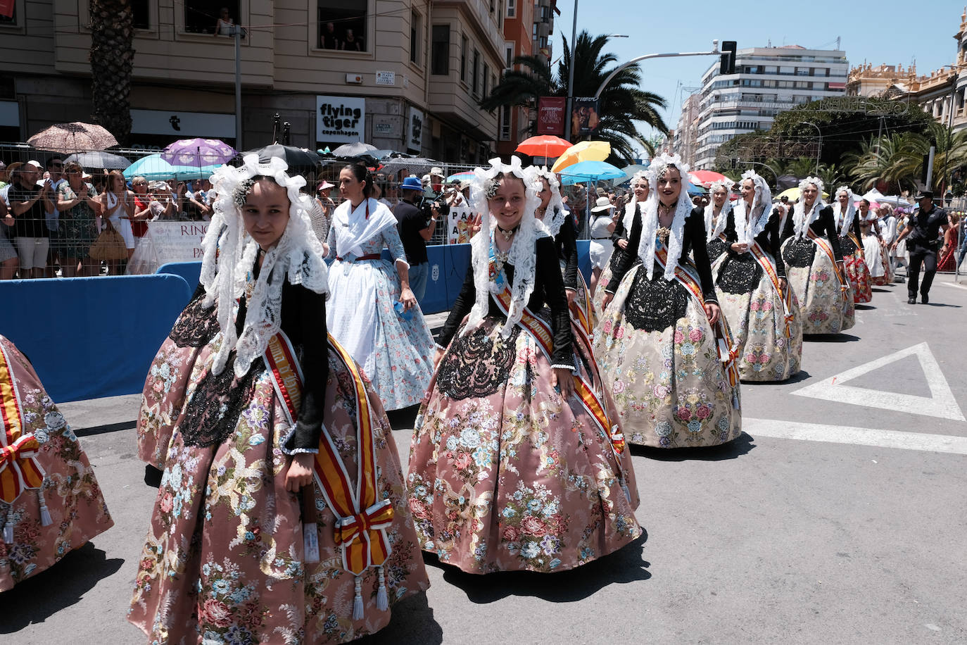 Calurosa y atronadora mascletà en Alicante en el día de la Cremà