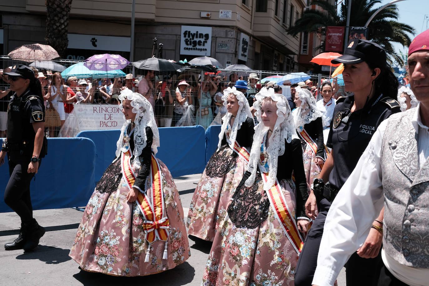 Calurosa y atronadora mascletà en Alicante en el día de la Cremà